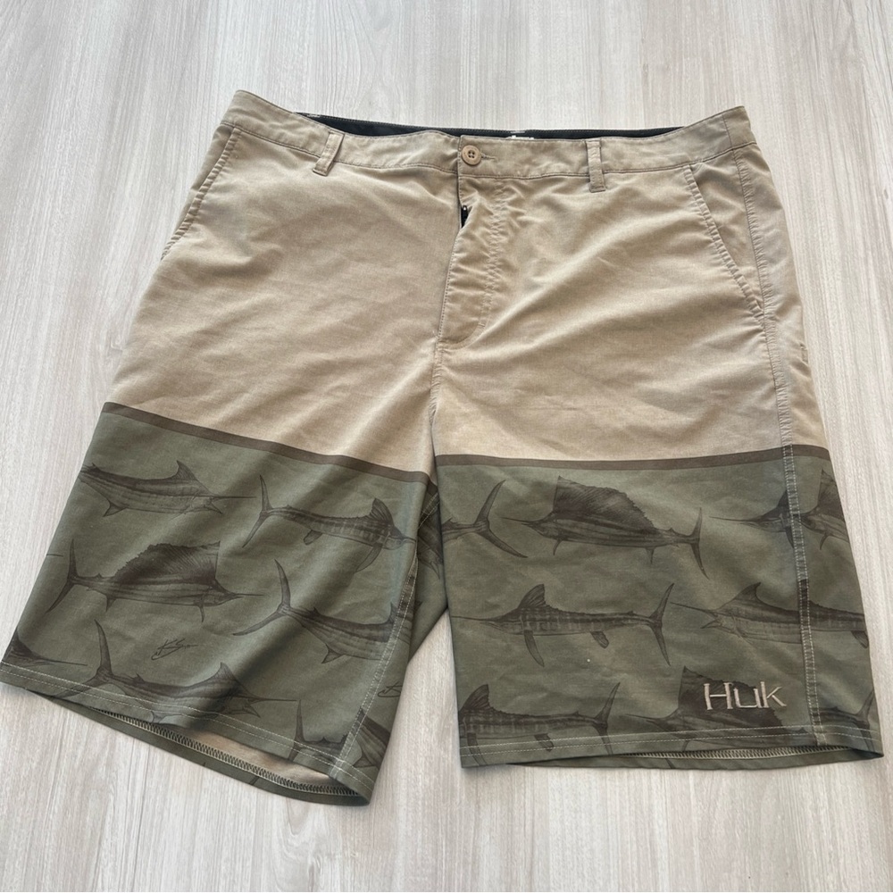 HUK Men's Performance Hybrid Sz 38 10" In Green  Sailfish Marlin Fishing Short‎
